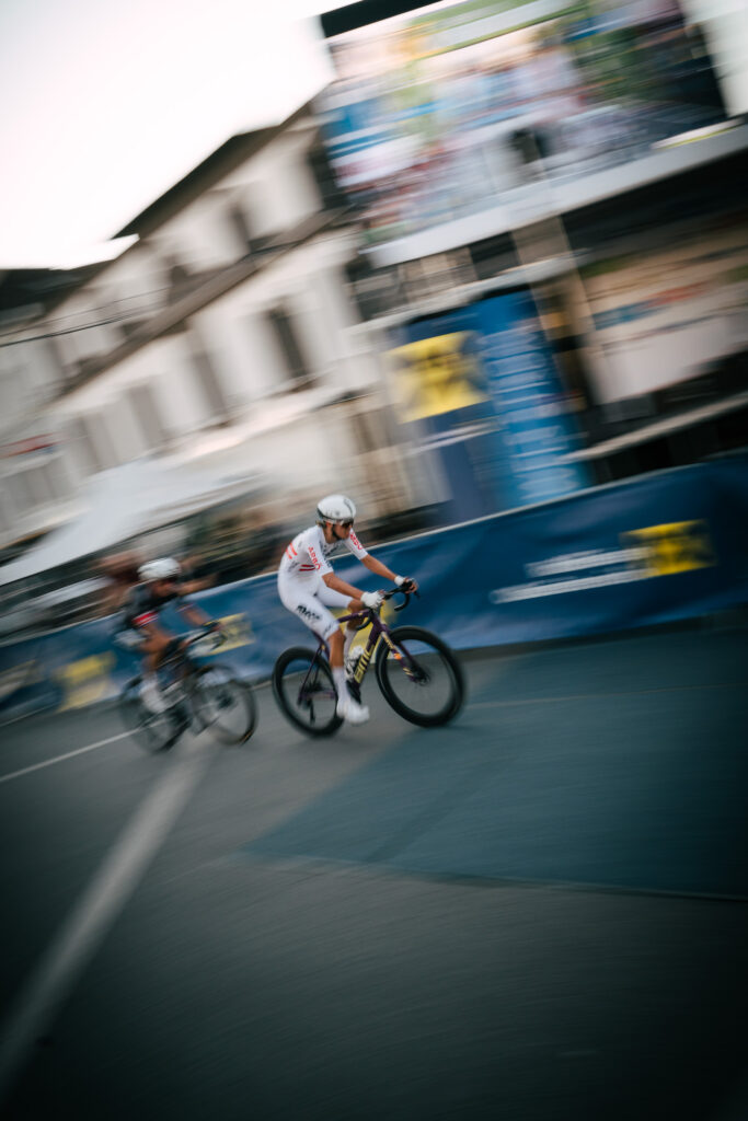 Radfahrer mit Wischeffekt in einer Kurve