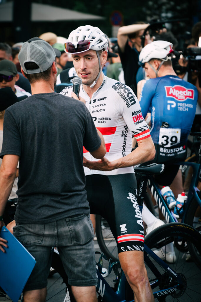 Radsportler in Rennkleidung im Gespräch nach dem Rennen