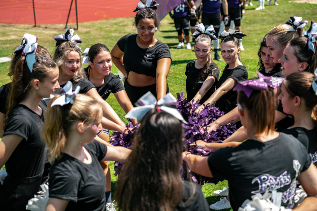 Cheerleader im Kreis vor dem Spiel