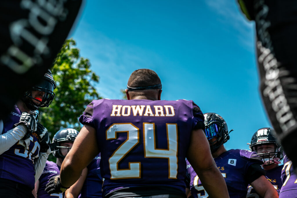 Football-Spieler mit der Nummer 24 in violettem Trikot