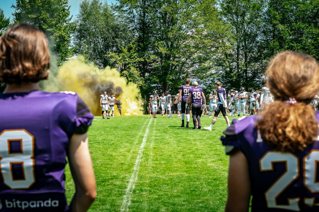 Football-Spieler in violetten Trikots auf dem Spielfeld