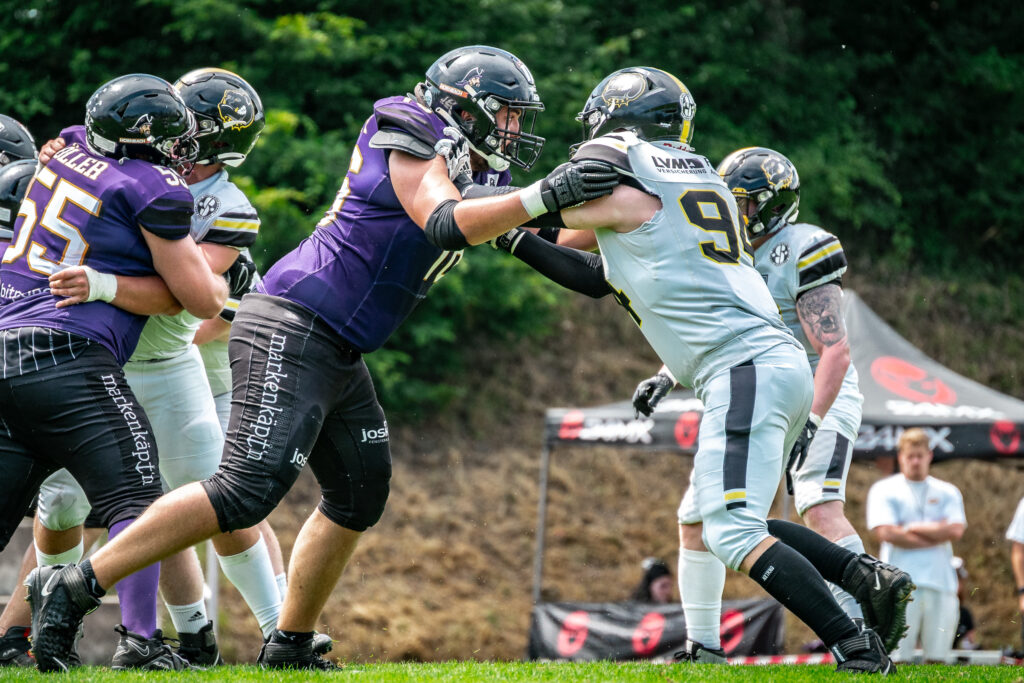 Zweikampf zwischen Football-Spielern
