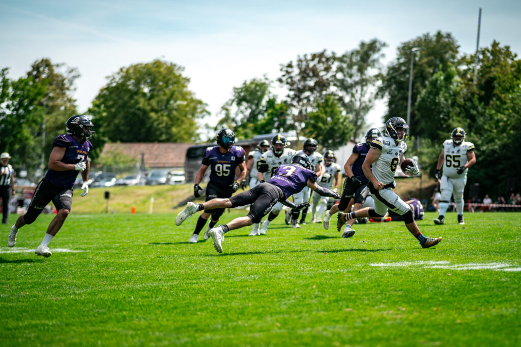 Football-Spieler stehen sich an der Scrimmage-Linie gegenüber