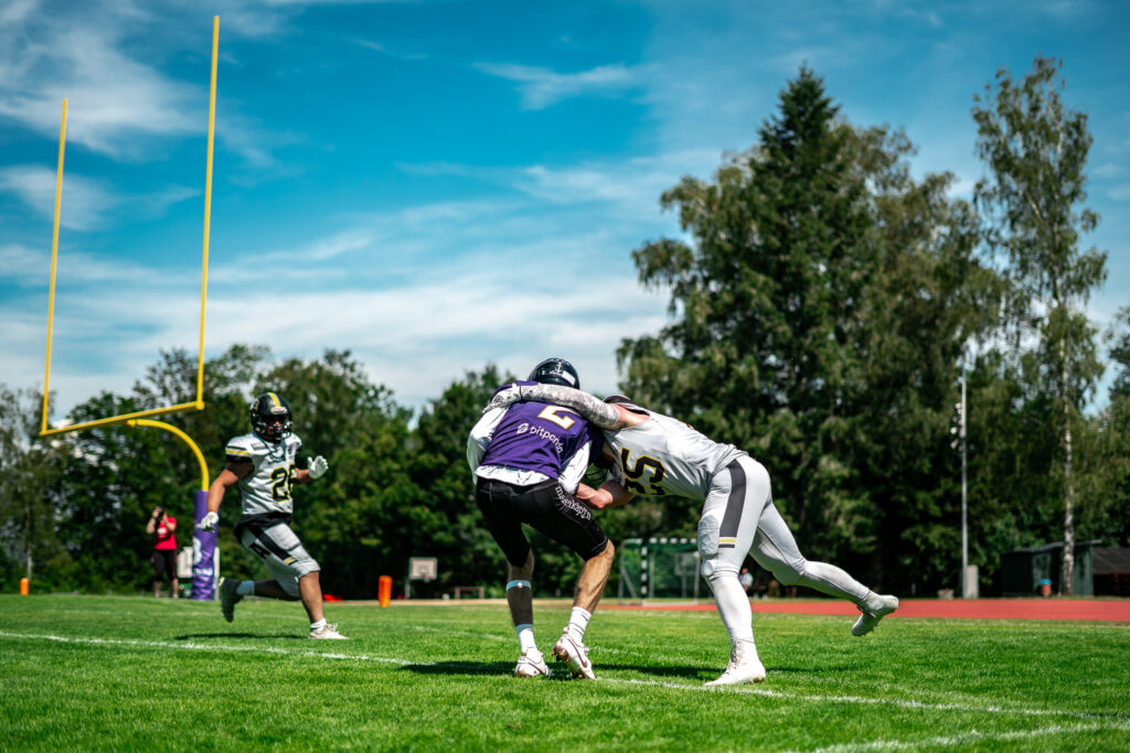 Football-Spielszene auf grünem Rasen
