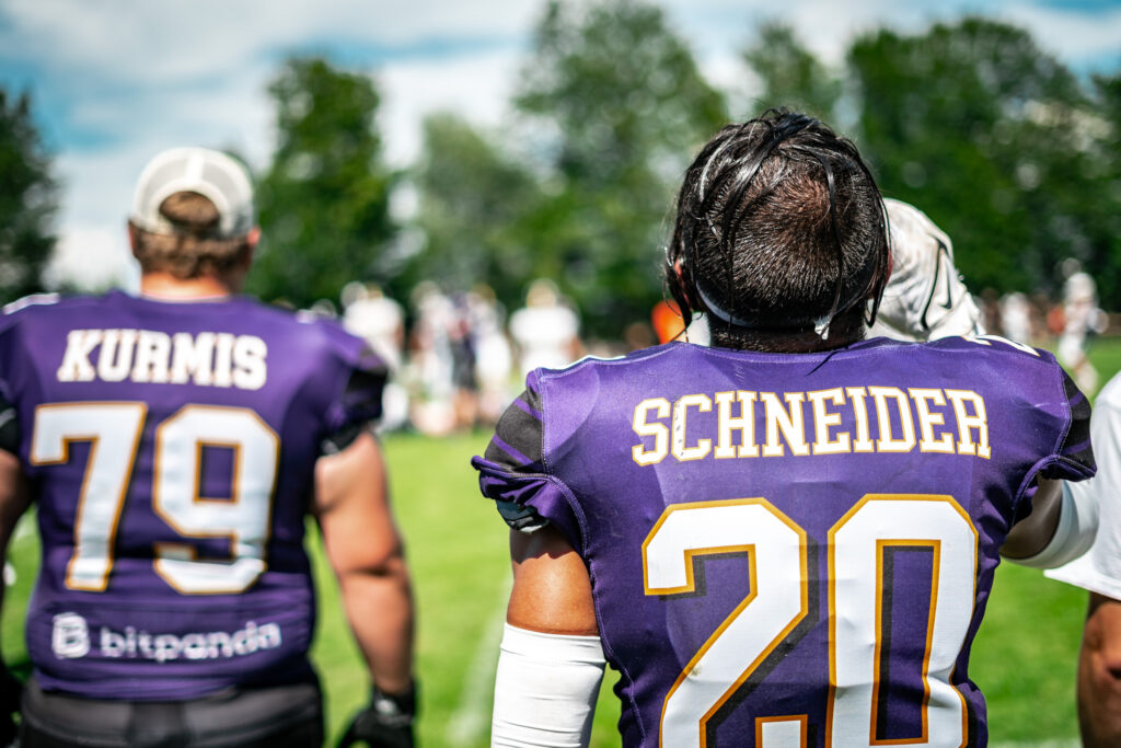 Football-Spieler von hinten mit den Nummern 79 und 20