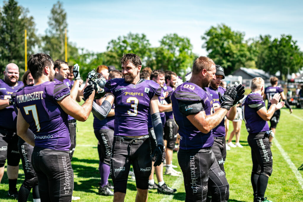 Mannschaft in violetten Trikots auf dem Spielfeld