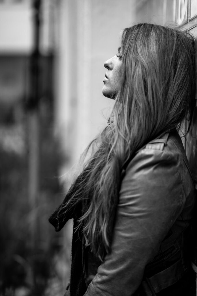 Schwarz-Weiß-Profil einer Frau mit langen Haaren, Blick nach oben