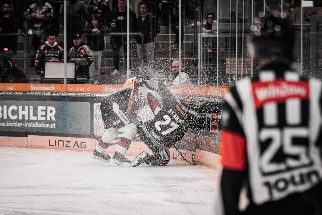 Eishockey-Spielszene mit Schiedsrichter auf dem Eis