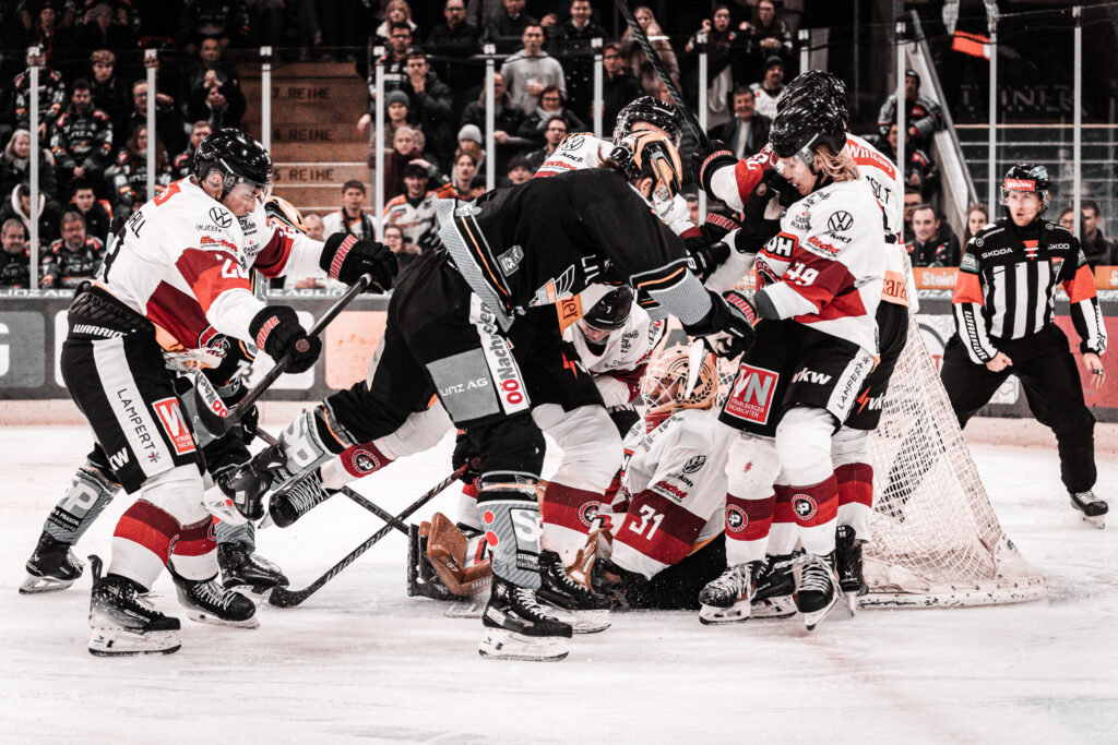 Gedränge vor dem Tor beim Eishockey