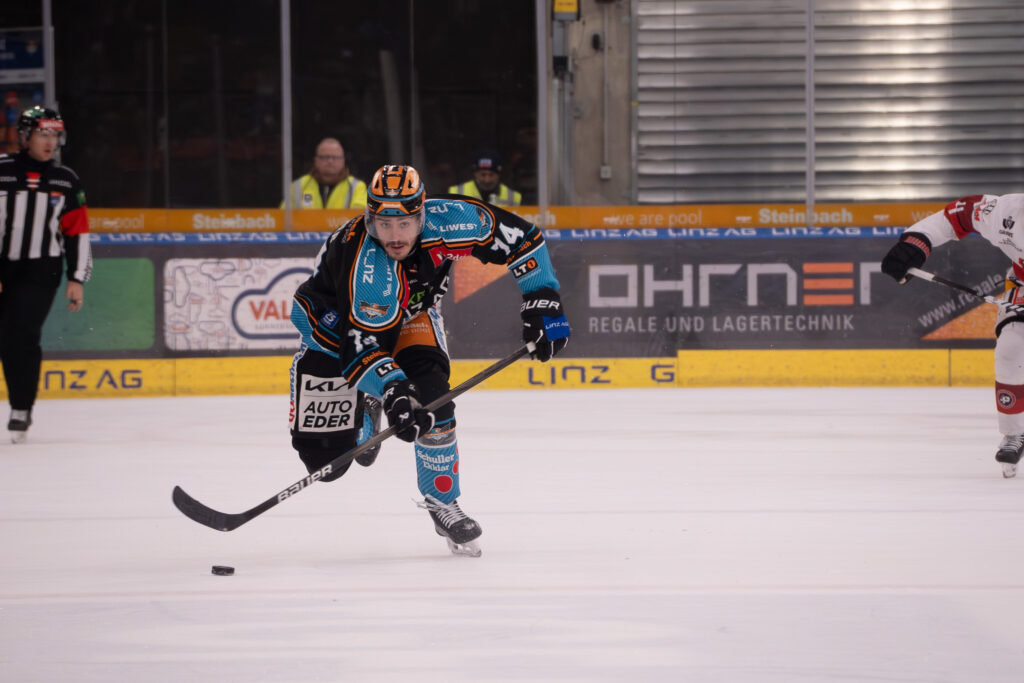 Eishockeyspieler beim Laufen auf dem Eis