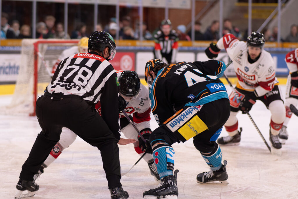 Spieler beim Bully im Eishockeyspiel