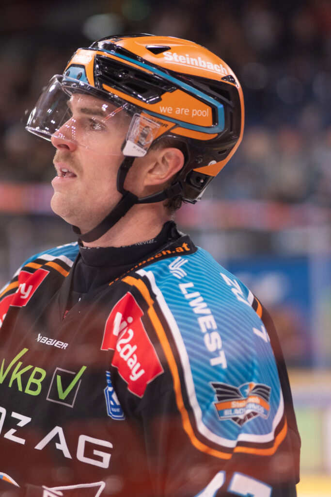 Nahaufnahme eines Eishockeyspielers mit Helm