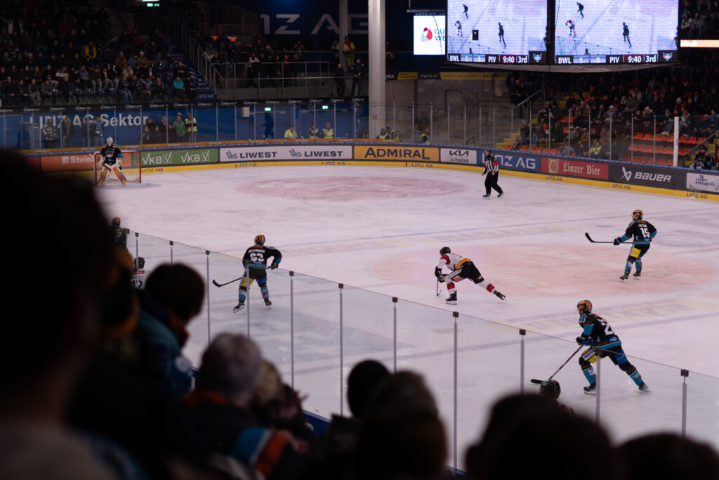 Blick von der Tribüne auf ein Eishockeyspiel
