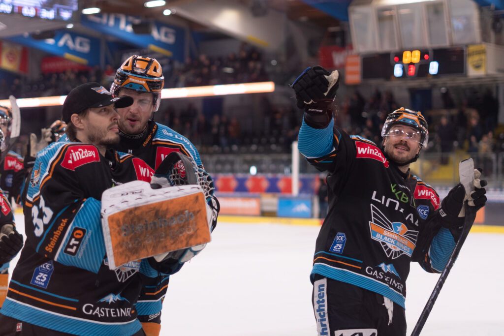 Zwei Eishockeyspieler auf dem Eis
