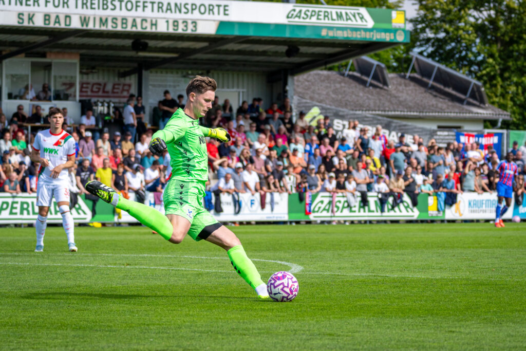 Torwart in grünem Trikot beim Abschlag