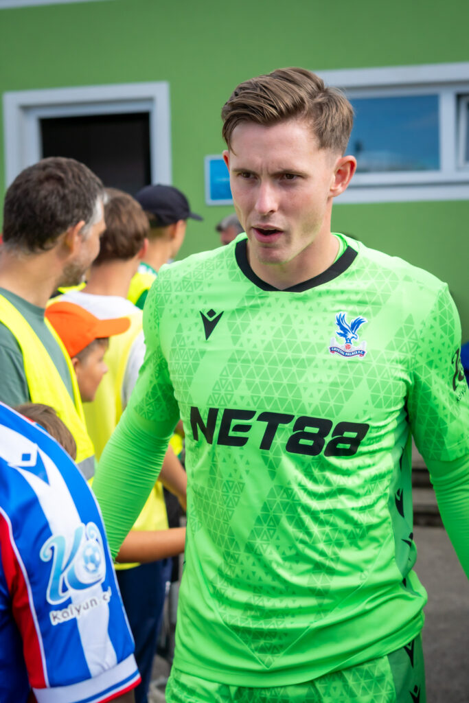 Torwart in grünem Trikot am Spielfeldrand