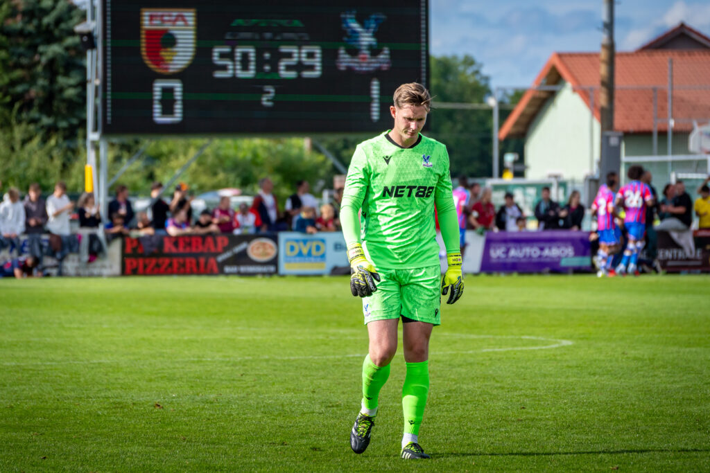 Torwart in grünem Trikot vor der Anzeigetafel
